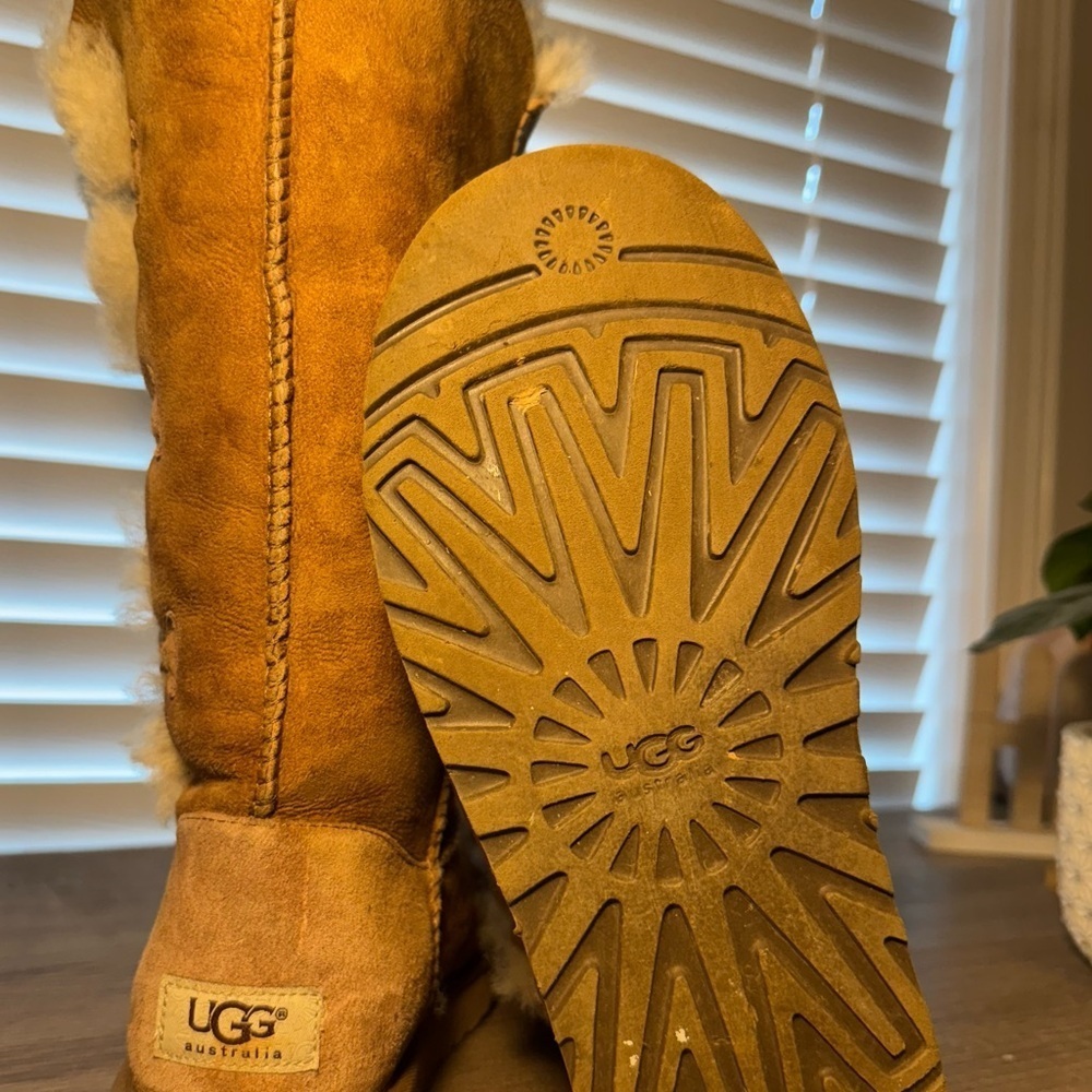 UGG Women’s Boots 1873 Bailey Triple Button Suede Size 7. - Picture 4 of 9